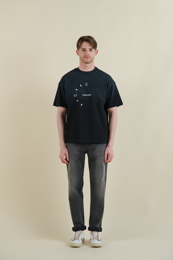 빈티지 워싱 데님 팬츠 M-QJEAN06는 남성용 데님 팬츠입니다. 그레이 컬러에 빈티지하고 캐주얼한 스타일을 더했으며, 여름, 간절기, 겨울까지 폭넓게 활용할 수 있습니다. 면, 폴리에스테르, 비스코스, 스판 혼방 소재로 제작되어 부드러운 촉감과 편안한 착용감을 제공합니다. 레귤러 슬림핏으로 제작되었으며, 5포켓 디자인에 밑단 디스트레스드 처리로 포인트를 더했습니다. 스트레치성이 뛰어나 활동성이 좋고, 캐주얼, 미니멀 스타일을 즐겨 입는 분들께 추천합니다.
