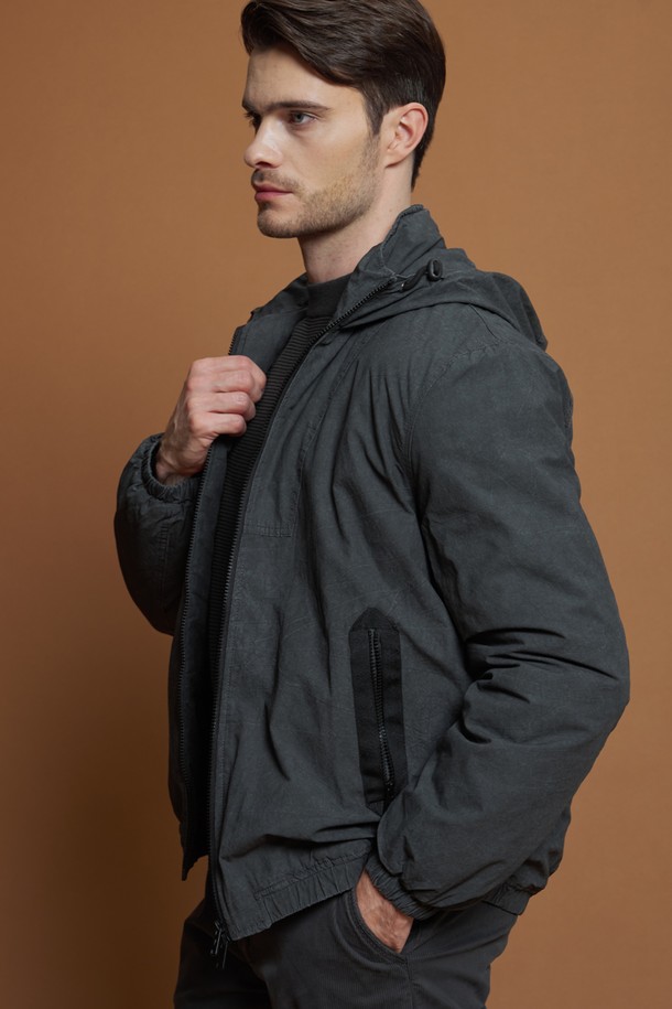 워시드 코튼 후드 점퍼 M-GCJP68는 남성용 후드 점퍼입니다. 부드러운 촉감의 면, 폴리에스테르 혼방 소재로 제작되었으며, 겨울과 간절기에 착용하기 좋습니다. 캐주얼하고 베이직한 스타일의 무지 디자인으로, 일상 및 산책, 집콕 시 편안하게 활용할 수 있습니다. 얇은 두께에 퀼팅 안감, 후드 일체형으로 보온성을 높였으며, 립 디테일로 포인트를 더했습니다. 레귤러핏의 집업 스타일로 간편하게 착용할 수 있습니다.
