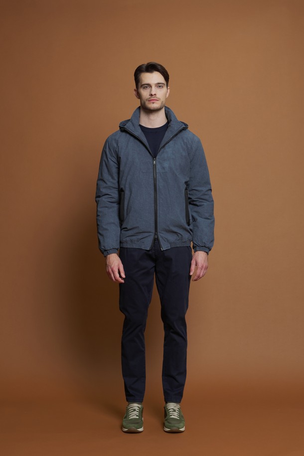 워시드 코튼 후드 점퍼 M-GCJP68은 부드러운 촉감의 면 소재로 제작되어 쾌적한 착용감을 선사합니다. 캐주얼하고 베이직한 스타일로, 봄, 가을, 겨울 간절기에 활용하기 좋으며, 일상, 산책, 여행 등 다양한 TPO에 매칭하기 좋습니다. 후드 일체형 디자인에 밑단과 소매단 밴딩 처리로 편안한 착용감을 제공하며, 가벼운 무게감과 뛰어난 내구성을 자랑합니다. 레귤러핏으로 제작되었으며, 지퍼 여밈 방식과 긴 소매 기장으로 실용성을 더했습니다. 무지 디자인의 블루 컬러 점퍼로 미니멀한 스타일을 연출해보세요.
