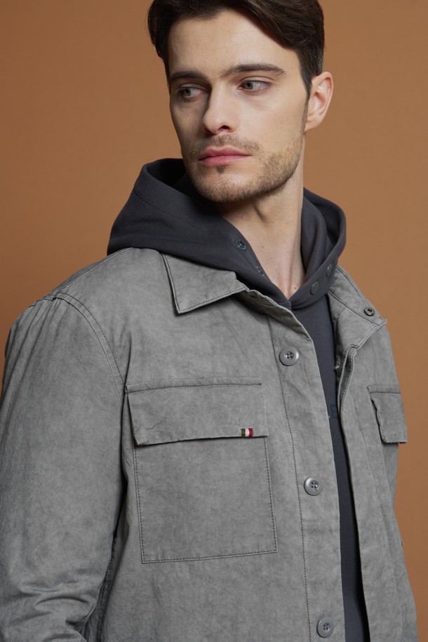 워시드 코튼 점퍼 M-GCJP67는 남성용 점퍼로, 부드러운 촉감의 면과 폴리에스터 혼방 소재로 제작되었습니다. 클래식 스타일에 무지 패턴의 그레이 컬러로, 간절기, 여름, 겨울까지 착용 가능합니다. 레귤러핏과 슬림핏 두 가지로 출시되어, 취향에 맞게 선택할 수 있으며, 단정한 카라와 가슴 플랩 포켓, 측면 포켓, 빈티지한 워싱 텍스처 등의 특징을 갖추었습니다. 출근룩, 비즈니스 캐주얼, 겨울 데일리룩 등 다양한 TPO에 맞춰 클래식, 미니멀, 워크웨어 스타일을 연출할 수 있습니다.
