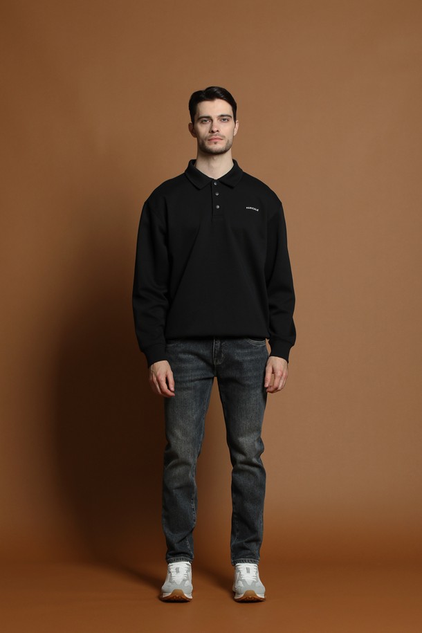 따뜻한 기모 안감으로 포근함을 더한 기모 워시드 데님 팬츠 M-GJEAN79입니다. 부드러운 촉감과 레귤러 슬림핏으로 편안한 착용감을 선사하며, 캐주얼하고 미니멀한 스타일을 연출하기 좋습니다. 여름, 간절기, 겨울철에도 활용 가능한 긴바지로, 데일리룩과 겨울철 스타일에 적합합니다. 은은한 워싱과 디스트레스드 디테일이 돋보이며, 5포켓 디자인과 뒷면 가죽 패치로 포인트를 더했습니다. 신축성 있는 면, 폴리에스터, 스판 혼방 소재로 활동성을 높였습니다.
