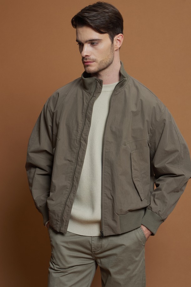 하이넥 보머 재킷 M-QCJP62는 간절기에 활용하기 좋은 캐주얼 스타일의 보머 재킷입니다. 부드러운 면과 폴리에스터 혼방 소재로 제작되어 편안한 착용감을 선사하며, 얇은 두께감으로 봄, 가을 시즌에 적합합니다. 카키 컬러에 레귤러핏으로 제작되었으며, 골지 마감, 하이넥 디자인, 뒷면 로고 자수 디테일이 특징입니다. 또한, 집업 여밈 방식과 사이드 포켓, 자석 여밈 포켓으로 실용성을 더했습니다. 일상에서 편안하게 착용할 수 있는 미니멀한 디자인의 아우터입니다.
