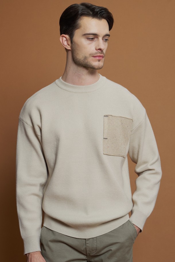 **울혼방 배색 포켓 니트 M-QNIT56**은 간절기에 활용하기 좋은 남성용 니트/스웨터입니다. 부드러운 촉감과 중간 두께감으로 편안하게 착용 가능하며, 데일리룩 또는 이너로 활용하기 좋습니다. 베이직하고 캐주얼한 스타일로, 동네 마실룩이나 카페룩에 잘 어울립니다. 레귤러핏에 레귤러 기장이며, 크루넥 디자인과 긴소매로 제작되었습니다. 무지 패턴에 배색 디테일과 포켓으로 포인트를 더한, 캐주얼하면서도 미니멀한 스타일의 니트입니다.
