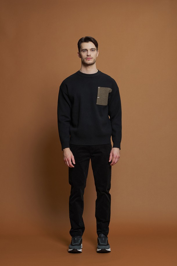 울 혼방 배색 포켓 니트 M-QNIT56은 간절기에 활용하기 좋은 남성용 니트입니다. 블랙과 베이지 두 가지 컬러로 출시되었으며, 데일리룩과 이너로 모두 활용하기 좋습니다. 레귤러 핏에 크루넥 디자인으로 제작되었으며, 부드러운 촉감과 탄탄한 내구성을 자랑합니다. 폴리에스터, 아크릴, 나일론, 리오셀, 울 혼방 소재로 제작되었으며, 포켓 배색 디테일과 골지 마감, 잔잔한 색점 디테일이 특징입니다. 캐주얼, 미니멀, 클래식 스타일을 선호하는 분들께 카페룩, 데이트룩으로 추천합니다.
