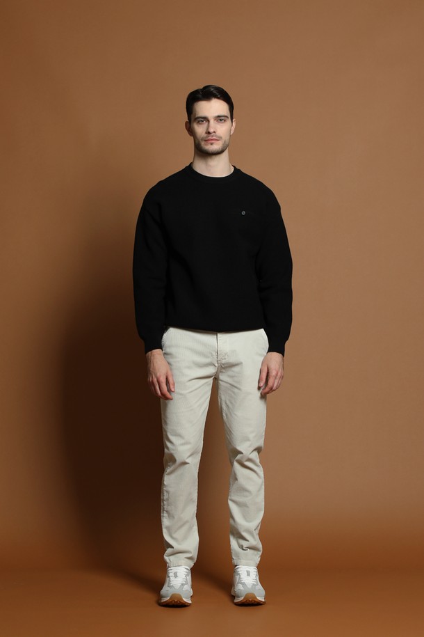 울 혼방 와플 라운드 니트 M-QNIT55는 가을, 겨울 시즌에 어울리는 남성용 니트입니다. 부드러운 촉감의 울 혼방 소재를 사용하여 제작되었으며, 베이직하고 미니멀한 디자인으로 다양한 스타일 연출이 가능합니다. 레귤러핏에 라운드넥, 긴 소매 기장으로 제작되었으며 두꺼운 두께감의 와플 패턴이 특징입니다. 출근룩이나 비즈니스 캐주얼, 클래식, 미니멀, 캐주얼 스타일 모두 소화 가능한 활용도 높은 아이템입니다.
