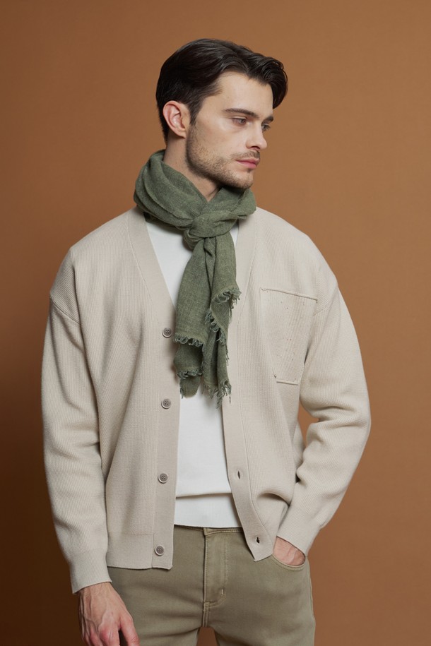 **포켓 니트 가디건 M-QNIT54**는 간절기에 착용하기 좋은 남성용 니트 가디건입니다. 베이지 컬러의 잔잔한 색점 패턴으로 디자인되어 캐주얼, 클래식, 미니멀한 스타일을 연출할 수 있습니다. 부드러운 촉감과 Y넥, 긴 소매 기장이 특징이며, 데이트룩에 적합합니다. 레귤러 핏에 버튼 여밈 방식과 포켓 디테일로 실용성을 더했습니다. 폴리에스터, 아크릴, 나일론, 리오셀, 울 등 다양한 소재를 혼방하여 제작되었습니다.
