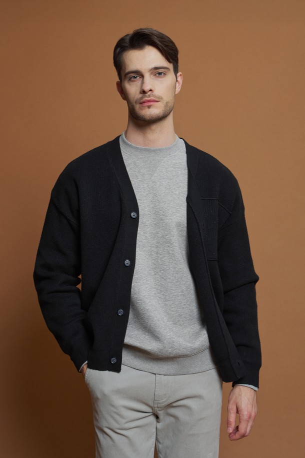 포켓 니트 가디건 M-QNIT54는 남성용 간절기 의류로, 베이지 색상의 레귤러핏 니트 가디건입니다. 부드러운 촉감과 중간 두께감으로 편안하게 착용할 수 있으며, 캐주얼, 미니멀, 클래식 스타일을 모두 아우르는 디자인입니다. 잔잔한 색점 패턴과 Y넥, 버튼 여밈 방식이 특징이며, 일상 및 데이트룩, 카페룩에 적합합니다. 폴리에스터, 아크릴, 나일론, 리오셀, 울 등 다양한 소재를 혼방하여 제작되었으며, 긴 소매와 포켓 디테일이 돋보입니다.
