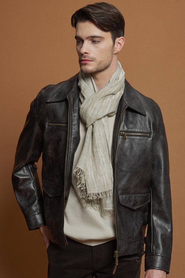 피유 레더 트러커 재킷 M-QPJP51은 캐주얼한 스타일을 추구하는 고객을 위한 간절기와 겨울철 필수 아이템입니다. 브라운 컬러의 무지 디자인으로 어떤 스타일에도 쉽게 매치할 수 있으며, 일상생활에서 편안하게 착용 가능합니다. 레귤러 핏의 긴 소매 재킷으로, 지퍼와 버튼으로 여밈 방식을 선택할 수 있습니다. 부드러운 촉감의 폴리에스터, 폴리우레탄, 인조가죽 혼방 소재에 기모 안감을 더해 보온성을 높였습니다. 가슴 지퍼 포켓, 플랩 포켓, 소매 버튼, 밑단 버클 디테일 등 다양한 특징이 돋보이며, 데이트룩과 겨울 데일리룩에 활용하기 좋습니다.
