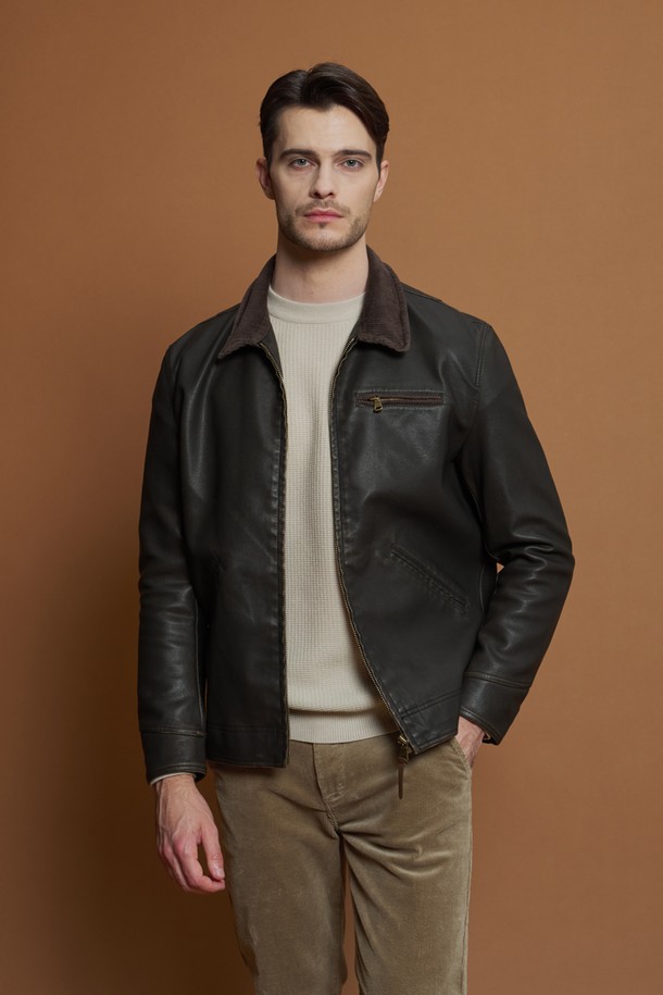 피유 레더 빈티지 점퍼 M-QPJP50은 남성용 아우터 점퍼입니다. 브라운 컬러의 무지 디자인으로, 봄, 가을에 착용하기 좋은 두꺼운 두께감의 제품입니다. 코듀로이 카라 디테일과 사이드 포켓, 플리스 안감으로 빈티지하면서도 캐주얼한 스타일을 연출합니다. 슬림핏으로 제작되었으며, 부드러운 촉감의 폴리에스테르와 폴리우레탄 혼방 소재를 사용하여 편안함을 제공합니다. 집업 스타일의 긴소매 점퍼로, 가을 나들이룩이나 겨울 데일리룩에 활용하기 좋습니다.
