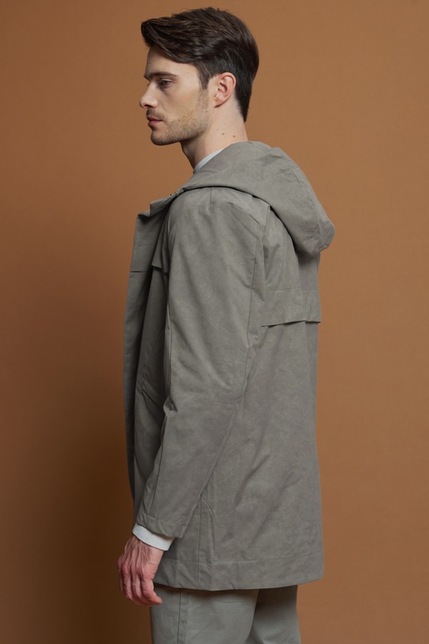 **절개라인 후드 점퍼 M-QCJP56**은 남성용 간절기 점퍼입니다. 캐주얼하고 세련된 스타일을 연출하며, 산책룩이나 가을 나들이룩에 적합합니다. 가볍고 부드러운 폴리에스터 소재로 제작되었으며, 얇은 두께감으로 편안한 착용감을 제공합니다. 사선 절개 패턴이 돋보이는 레귤러핏 후드 점퍼로, 지퍼 여밈 방식과 긴 소매 기장으로 디자인되었습니다. 미니멀하고 시티보이 스타일을 선호하는 분들께 추천합니다.
