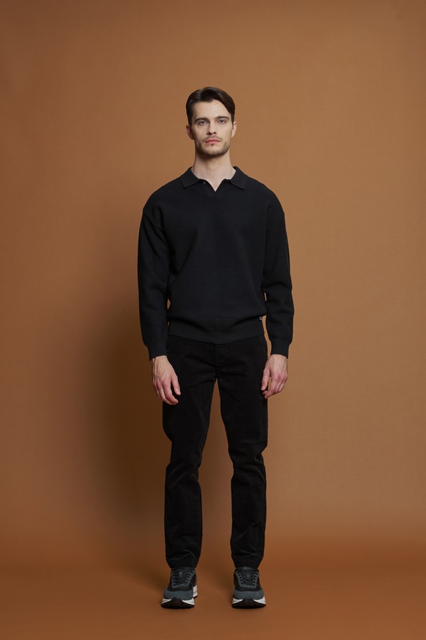 **레귤러핏 세골 코듀로이 팬츠 M-QCPT52**

부드러운 촉감과 매력적인 세골 코듀로이 패턴이 돋보이는 남성용 레귤러핏 코듀로이 팬츠입니다. 면과 스판덱스 혼방 소재로 제작되어 편안한 착용감을 선사하며, 일상 및 캐주얼 스타일에 잘 어울립니다. 라이트그레이, 차콜, 브라운, 불택 베이지 등 4가지 다채로운 컬러로 출시되어, 여름, 간절기, 겨울까지 폭넓게 활용 가능합니다. 앞, 뒤 포켓 구성으로 실용성을 더했으며, 뒷주머니 봉제는 제거 가능하여 더욱 깔끔하게 연출할 수 있습니다. 신축성이 있어 활동성이 좋으며, 베이직하고 미니멀한 스타일을 선호하는 남성분들께 추천합니다.
