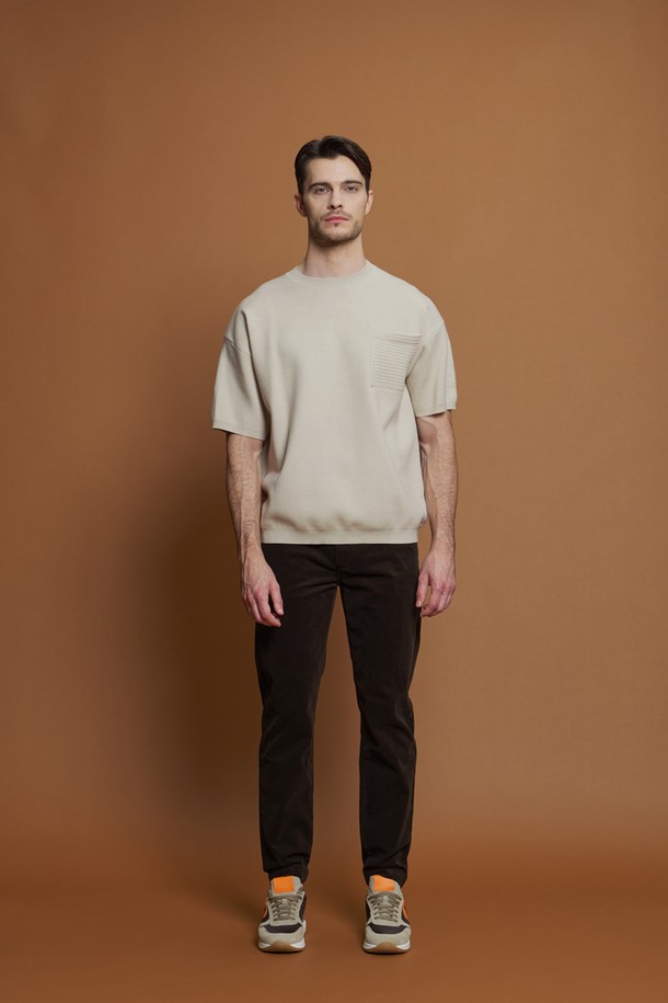 **레귤러핏 세골 코듀로이 팬츠 M-QCPT52**

가을, 겨울 시즌에 어울리는 남성용 레귤러핏 세골 코듀로이 팬츠입니다. 라이트그레이, 차콜, 브라운, 베이지 4가지 색상으로 출시되어 다양한 겨울 데일리룩을 연출할 수 있습니다. 면과 스판덱스 혼방 소재로 제작되어 부드러운 촉감과 편안한 착용감을 선사하며, 캐주얼, 클래식, 미니멀 스타일 모두 소화 가능합니다. 앞뒤 포켓 구성에 뒷주머니 봉제 제거가 가능하여 활용도를 높였습니다. 두꺼운 두께감으로 따뜻하게 착용할 수 있는 긴바지입니다.
