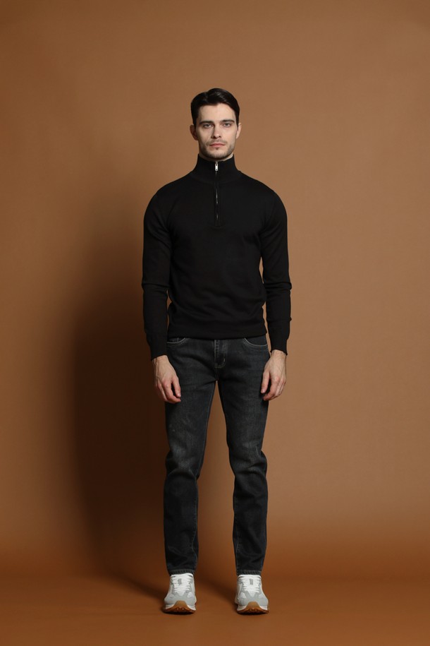 **소프트 반집업 니트 M-QNIT50**은 남성용 상의로, 가을과 겨울에 착용하기 좋은 두꺼운 두께감의 니트 소재 반집업 스타일입니다. 블랙 컬러의 무지 디자인과 레귤러핏, 긴소매 기장으로 베이직하고 미니멀한 스타일을 연출합니다. 부드러운 촉감의 니트는 편안한 착용감을 선사하며, 반집업 디테일이 특징입니다. 일상복으로 활용하기 좋으며, 미니멀, 클래식한 스타일을 선호하는 남성에게 적합합니다.
