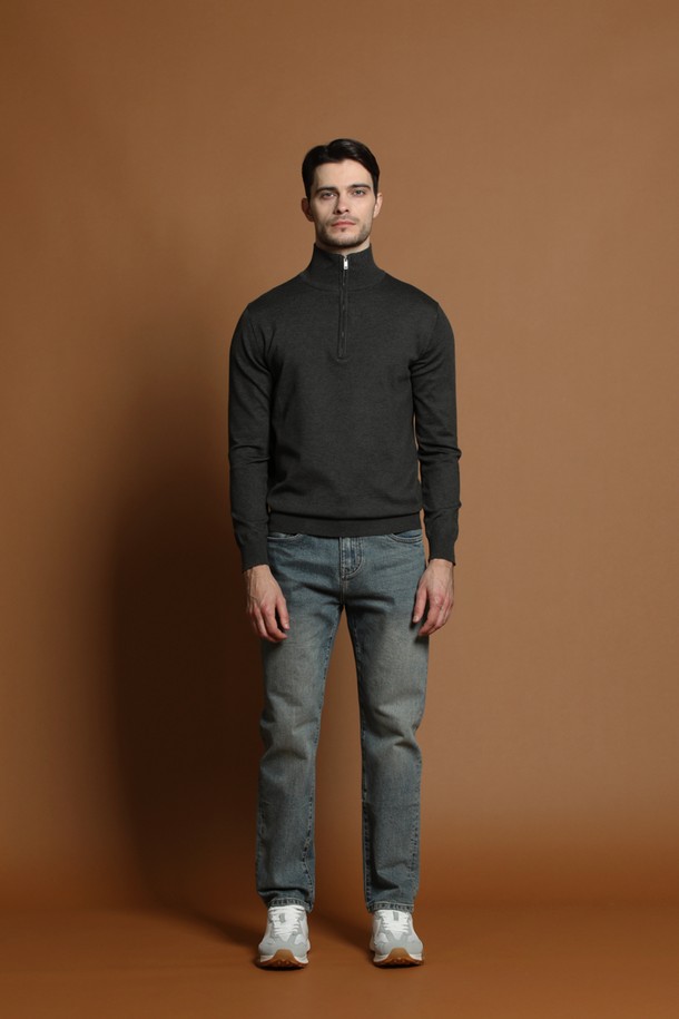 **소프트 반집업 니트 M-QNIT50**은 남성용 상의로, 가을과 겨울에 착용하기 좋은 두꺼운 두께감의 니트 소재입니다. 미니멀하고 베이직한 스타일로, 반집업 디테일이 특징이며 부드러운 촉감을 선사합니다. 레귤러핏으로 제작되었으며, 블랙 컬러의 무지 디자인으로 다양한 룩에 활용하기 좋습니다. 출근룩과 비즈니스 캐주얼에 적합하며, 미니멀, 클래식, 캐주얼 스타일을 연출할 수 있습니다. 긴 소매 기장의 레귤러핏 반집업 니트입니다.
