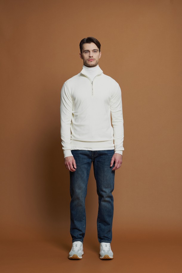 **소프트 반집업 니트 M-QNIT50**은 부드러운 촉감의 비스코스와 폴리에스터 혼방 소재로 제작되어 편안한 착용감을 선사합니다. 슬림핏으로 디자인되어 캐주얼하면서도 베이직한 스타일을 연출하며, 골지 패턴으로 안정적인 실루엣을 완성합니다. 반집업 네크라인과 긴 소매 기장으로 다양한 계절에 활용 가능하며, 신축성이 좋아 활동성을 높였습니다. 출근룩, 겨울 데일리룩 등 미니멀하고 클래식한 스타일을 연출하고 싶을 때 적합합니다.
블랙, 다크그레이, 라이트그레이, 네이비, 화이트 등 5가지 색상으로 출시되어 폭넓은 선택이 가능합니다.
