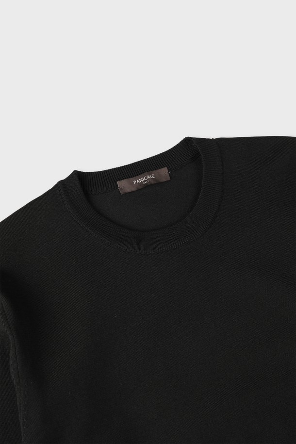 비스코스 혼방 라운드 니트 M-QNIT51은 부드러운 촉감의 비스코스 75%, 폴리에스터 25% 혼방 소재로 제작된 긴소매 라운드 넥 니트입니다. 슬림핏으로 몸에 자연스럽게 맞는 실루엣을 선사하며, 골지 패턴이 특징입니다. 간절기, 여름, 겨울 등 다양한 계절에 활용 가능하며, 데일리룩이나 이너로 착용하기 좋습니다. 블랙, 다크그레이, 라이트그레이, 네이비, 화이트 등 다양한 컬러로 출시되어 출근룩, 소개팅룩, 미니멀, 캐주얼, 클래식 스타일 모두 연출 가능합니다. 특히, 데님 팬츠와 함께 코디하면 단정하면서도 세련된 스타일을 완성할 수 있습니다.
