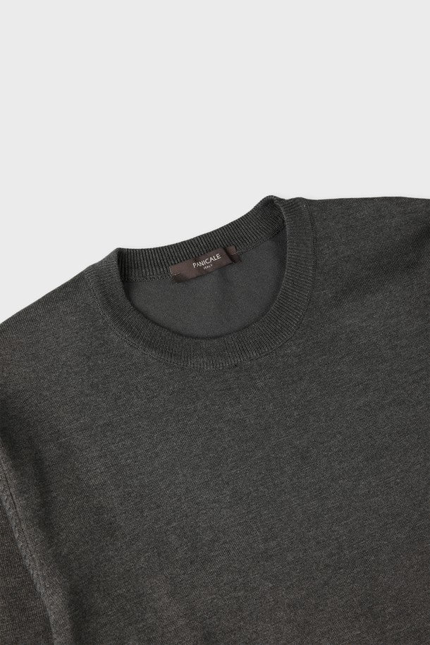 **비스코스 혼방 라운드 니트 M-QNIT51**

부드러운 촉감과 슬림핏으로 편안한 착용감을 선사하는 비스코스 혼방 라운드 니트입니다. 데일리룩, 이너웨어로 활용하기 좋으며, 간절기, 여름, 겨울까지 폭넓게 착용 가능합니다. 베이직하고 캐주얼한 스타일로 출근룩, 오피스룩에도 잘 어울립니다. 골지 패턴과 긴 소매, 라운드넥 디자인이 특징이며, 신축성이 좋아 활동성을 높였습니다. 블랙, 다크그레이, 라이트그레이, 네이비, 화이트 5가지 컬러로 만나보세요.
