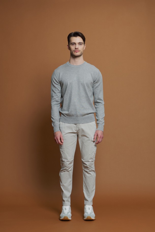 남성용 비스코스 혼방 라운드 니트 M-QNIT51입니다. 부드러운 촉감과 슬림핏으로 제작되어 데일리룩, 출근룩, 겨울 데일리룩 등 다양한 TPO에 활용하기 좋습니다. 베이직, 캐주얼, 미니멀, 클래식 스타일을 아우르며, 라운드넥과 긴소매 디자인으로 어떤 옷에도 쉽게 매치할 수 있습니다. 비스코스, 폴리에스터 혼방 소재에 골지 패턴과 신축성, 단정한 실루엣을 더해 편안하면서도 세련된 룩을 연출합니다. 블랙, 다크그레이, 라이트그레이, 네이비, 화이트 등 5가지 색상으로 출시되어 폭넓은 선택이 가능합니다.
