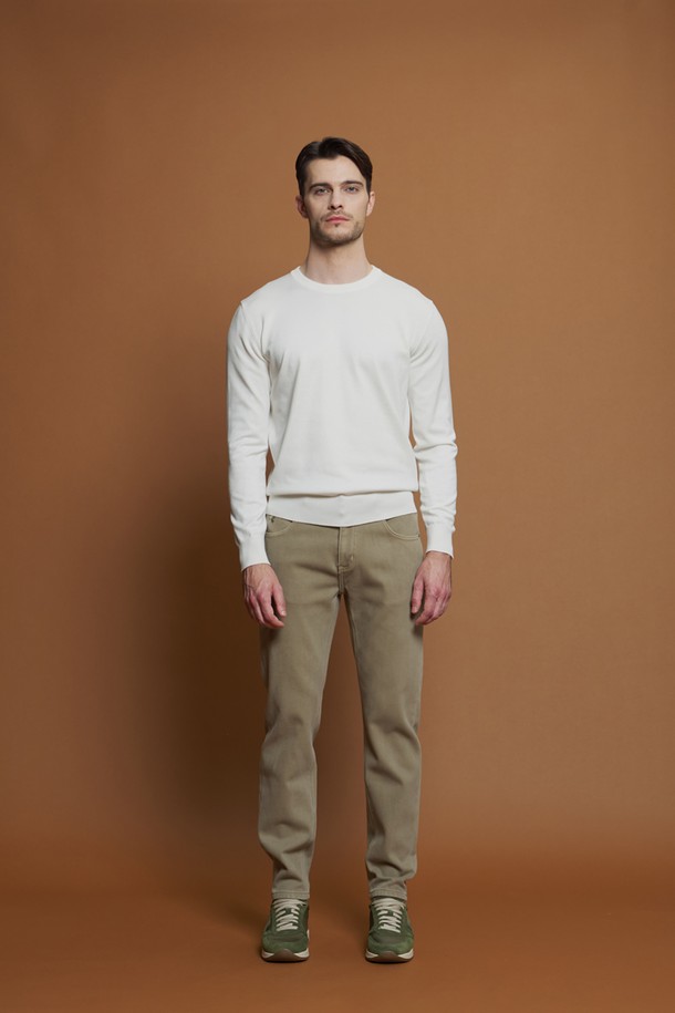 비스코스 혼방 라운드 니트 M-QNIT51은 남성용 니트/스웨터로, 데일리 및 캐주얼 스타일을 위한 필수 아이템입니다. 부드러운 촉감의 비스코스와 폴리에스터 혼방 소재로 제작되어 여름, 간절기, 겨울까지 활용 가능하며, 슬림핏에 라운드넥 디자인으로 안정적인 실루엣을 연출합니다. 블랙, 다크그레이, 라이트그레이, 네이비, 화이트 등 기본 컬러로 출시되어 출근룩을 포함한 다양한 스타일에 매치하기 좋습니다. 골지 패턴과 긴소매 디자인으로, 간절기에는 단독으로, 겨울에는 이너웨어로 활용하여 스타일리시함을 더할 수 있습니다. 신축성이 좋아 편안한 착용감을 선사합니다.
