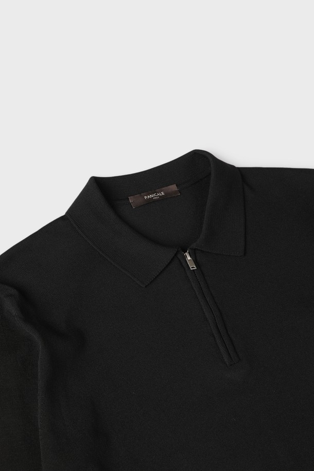 **반집업 폴로 니트 M-QNIT52**

부드러운 촉감의 비스코스, 폴리에스터 혼방 소재로 제작된 반집업 폴로 니트입니다. 슬림핏으로 디자인되어 깔끔한 실루엣을 연출하며, 데일리 및 이너 스타일링에 활용하기 좋습니다. 간절기, 여름, 겨울 등 다양한 계절에 착용 가능하며, 활용도 높은 화이트, 그레이, 네이비, 차콜, 블랙 컬러로 구성되었습니다. 클래식, 베이직 무드를 연출하며, 오피스룩, 비즈니스 캐주얼 스타일에도 잘 어울립니다. 골지 패턴과 긴 소매 기장으로 디자인되어 세련된 느낌을 줍니다.
