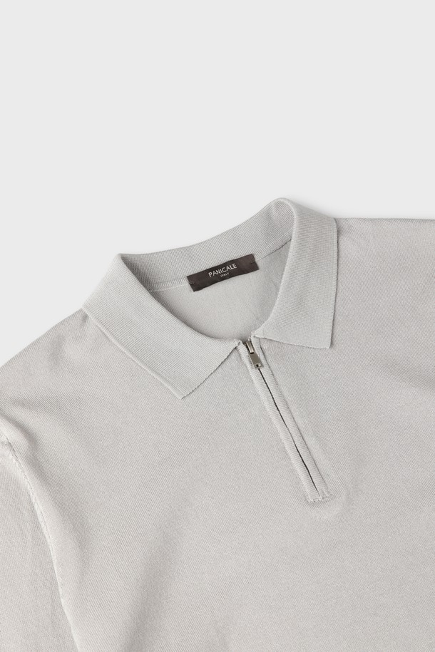 **반집업 폴로 니트 M-QNIT52**는 비스코스 82%와 폴리에스터 18% 혼방 소재로 제작되어 부드러운 촉감과 편안한 착용감을 선사합니다. 클래식한 카라 디자인과 반집업 디테일이 돋보이며, 슬림핏으로 디자인되어 출근룩과 비즈니스 캐주얼에 적합합니다. 골지 마감으로 안정적인 실루엣을 연출하며, 다양한 체형에 잘 어울립니다. 화이트, 그레이, 네이비, 차콜, 블랙 등 5가지 기본 컬러로 출시되어 미니멀하고 캐주얼한 스타일을 완성합니다. 여름, 간절기, 겨울까지 폭넓게 활용 가능한 긴소매 니트입니다.
