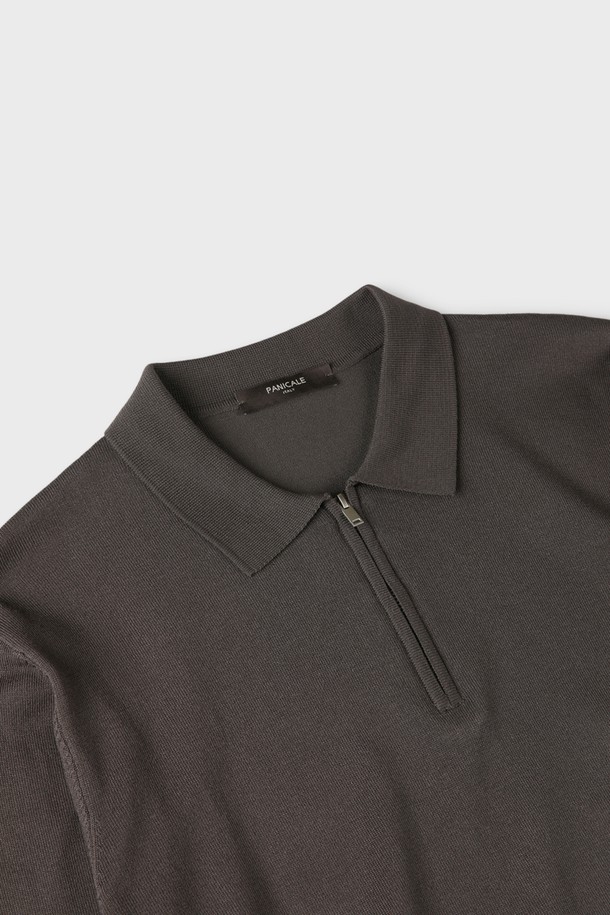 **반집업 폴로 니트 M-QNIT52**

클래식과 캐주얼 무드를 넘나드는 반집업 폴로 니트입니다. 비스코스와 폴리에스터 혼방 소재로 제작되어 부드러운 촉감과 신축성을 제공합니다. 슬림핏 디자인에 골지 패턴으로 마감하여 안정적인 실루엣을 연출하며, 데일리룩 또는 이너로 활용하기 좋습니다. 출근룩, 비즈니스 캐주얼 등 다양한 TPO에 맞춰 활용 가능하며, 화이트, 그레이, 네이비, 차콜, 블랙 5가지 컬러로 만나보세요. 클래식한 카라 디자인으로 세련된 스타일을 완성합니다.
