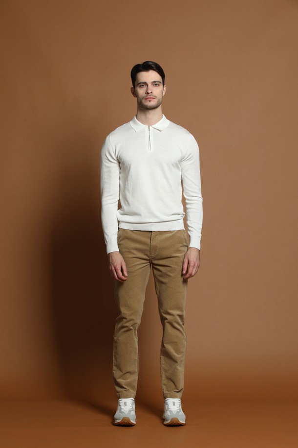 **반집업 폴로 니트 M-QNIT52**는 부드러운 니트 소재로 제작되어 가을과 겨울에 따뜻하게 착용할 수 있는 남성용 반집업 폴로 니트입니다. 베이직하고 캐주얼한 스타일로, 레귤러핏과 긴 소매 기장, 무지 디자인이 특징입니다. 아이보리, 화이트 두 가지 색상으로 출시되어 출근룩이나 비즈니스 캐주얼 스타일, 캐주얼, 클래식, 미니멀 스타일 연출에 활용하기 좋습니다. 두꺼운 두께감으로 보온성을 높였으며, 반집업 네크라인과 집업 여밈 방식으로 편안한 착용감을 선사합니다.
