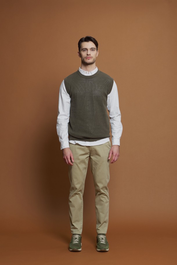 면 혼방 와플 니트 베스트 M-QNIT60은 카키와 그레이 두 가지 색상으로 출시된 간절기용 베스트입니다. 부드러운 촉감의 면과 폴리에스터 혼방 소재로 제작되었으며, 캐주얼하고 베이직한 스타일을 연출합니다. 슬림핏 크루넥 디자인에 민소매 형태로, 와플 패턴이 돋보이는 제품입니다. 골지 마감 처리와 레이어드 스타일링이 용이하여 다양한 TPO(동네 마실룩, 카페룩)에 활용할 수 있습니다.
