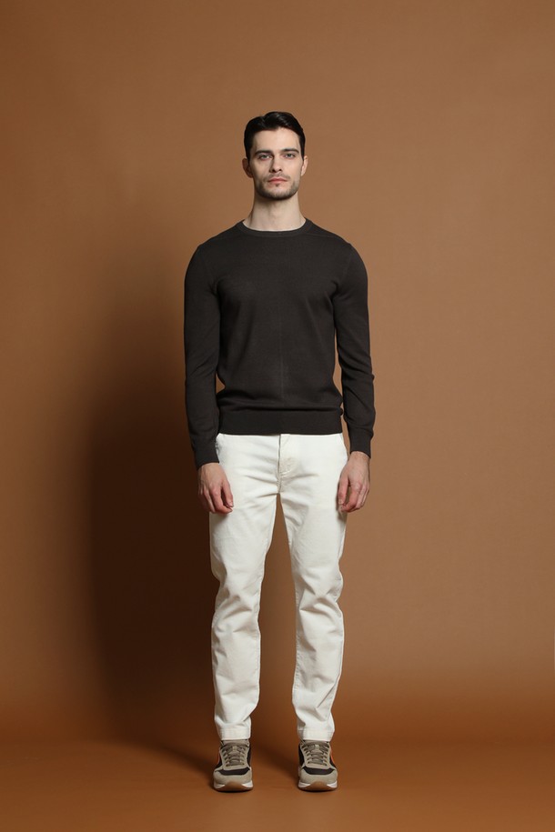 남성용 비스코스 블렌드 라운드 니트 M-QNIT58입니다. 부드러운 촉감의 비스코스 블렌드 소재로 제작되어 봄, 가을 시즌에 착용하기 좋습니다. 베이직하고 미니멀한 스타일로 출근룩, 비즈니스 캐주얼에 활용하기 좋으며, 레귤러핏과 긴 소매 기장으로 편안한 착용감을 선사합니다. 라운드넥 디자인에 무지 패턴의 블랙 컬러로 어떤 하의와도 쉽게 매치할 수 있습니다. 얇은 두께감으로 간절기 레이어드 연출에도 용이합니다.
