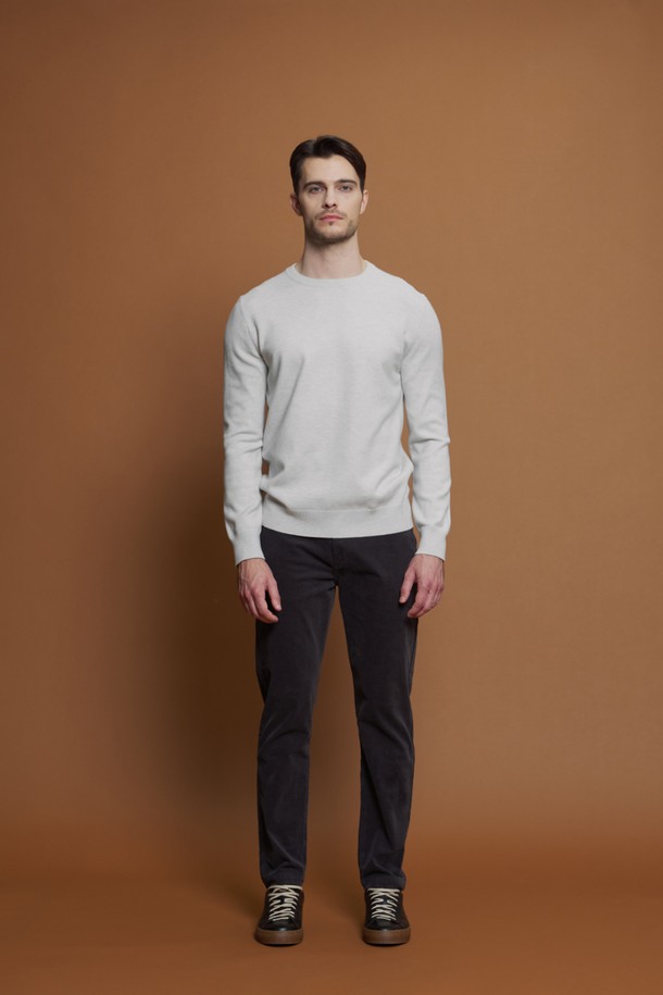 **비스코스 블렌드 라운드 니트 M-QNIT58**은 부드러운 촉감과 신축성을 갖춘 남성용 라운드넥 니트입니다. 가을, 겨울에 데일리룩으로 활용하기 좋으며, 캐주얼, 미니멀, 클래식 스타일을 연출할 수 있습니다. 브라운과 그레이 두 가지 색상으로 출시되었으며, 슬림핏으로 제작되어 세련된 실루엣을 선사합니다. 비스코스, 폴리에스터, 폴리아미드의 혼방 소재로 제작되어 가볍고 편안하며 어깨 부분의 골지 디테일이 특징입니다. 긴 소매 기장과 레귤러 기장으로 다양한 하의와 매치하여 스타일리시한 겨울 코디를 완성할 수 있습니다.
