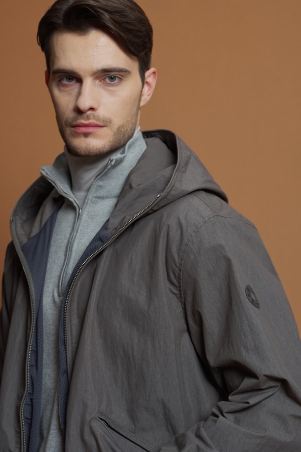 빈티지 워싱 후드 점퍼 M-QCJP61은 남성용 후드 점퍼입니다. 차콜 색상으로, 봄, 가을 간절기에 일상, 산책, 여행 등 다양한 TPO에 활용하기 좋습니다. 캐주얼, 미니멀 스타일을 연출하기 좋으며, 무지 패턴에 레귤러 핏으로 제작되었습니다. 가볍고 얇은 면, 폴리에스터 혼방 소재로 제작되었으며, 매쉬 안감과 지퍼 여밈, 후드 일체형 디자인이 특징입니다. 소매 로고 디테일이 돋보이는 긴소매 후드 점퍼입니다.
