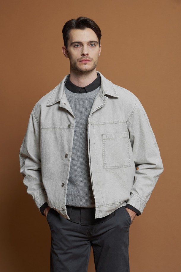 블리치 워싱 데님 재킷 M-QCJP55는 남성용 데님 재킷입니다. 캐주얼과 베이직 스타일을 추구하는 분들께 적합하며, 봄, 가을에 착용하기 좋습니다. 부드러운 촉감의 면 소재로 제작되었으며, 레귤러 핏에 긴 소매 기장입니다. 블리치 워싱 처리된 그레이 컬러와 단정한 카라, 가슴 및 측면 포켓 디테일이 특징입니다. 데이트룩, 쇼핑룩 등 다양한 TPO에 활용 가능하며, 캐주얼부터 미니멀 스타일까지 연출할 수 있습니다.
