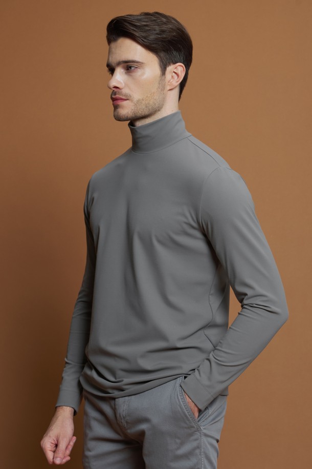 "에센셜 츄잉 반목 티셔츠 D-QTEE56"은 미니멀하고 베이직한 스타일의 공용 반목 티셔츠입니다. 다크그레이, 라이트그레이, 아이보리 세 가지 색상으로 출시되었으며, 가을/겨울 시즌에 적합합니다. 슬림핏에 두꺼운 두께감으로 제작되어 보온성을 높였으며, 부드러운 촉감과 신축성을 제공합니다. 데일리룩, 집콕룩, 출근룩 등 다양한 TPO에 활용 가능하며, 이너웨어 또는 단독 착용, 레이어링 모두 용이합니다. 나일론과 스판 소재 혼방으로 제작되어 편안한 착용감을 선사합니다.
