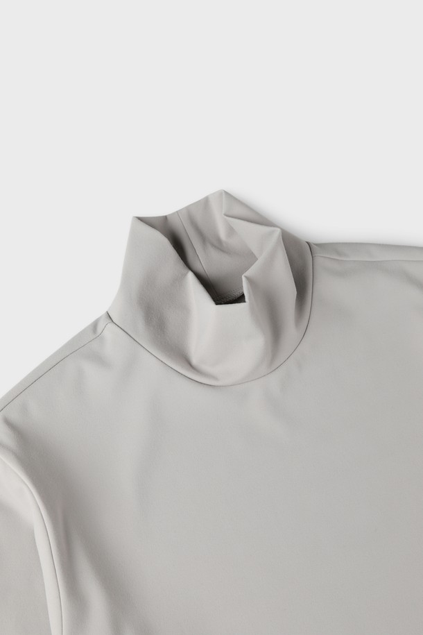 **에센셜 츄잉 반목 티셔츠 D-QTEE56**은 미니멀한 스타일의 슬림핏 긴소매 티셔츠입니다. 부드러운 촉감의 나일론, 스판 혼방 소재로 제작되어 간절기와 겨울에 착용하기 좋습니다. 하프넥 디자인에 무지 패턴으로, 다크그레이, 라이트그레이, 아이보리 세 가지 색상으로 만나보실 수 있습니다. 신축성이 있어 편안하며, 단독 또는 레이어드하여 다양한 스타일을 연출할 수 있습니다. 데일리룩, 이너웨어로 활용하기 좋은 실용적인 아이템입니다.
