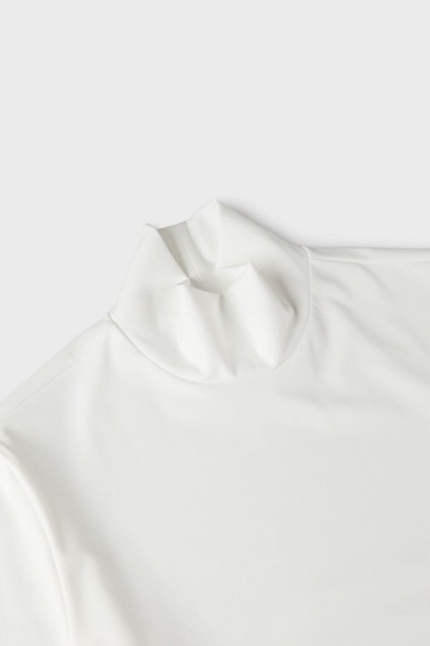 "에센셜 츄잉 반목 티셔츠 D-QTEE56"은 가을과 겨울, 데일리룩과 이너웨어로 활용하기 좋은 티셔츠입니다. 다크그레이, 라이트그레이, 아이보리 세 가지 색상으로 출시되어 미니멀한 스타일을 연출하기 용이합니다. 나일론과 스판 혼방의 탄력 있는 원단으로 제작되어 부드러운 촉감을 선사하며, 슬림핏과 반목 디자인으로 시크하고 클래식한 분위기를 더합니다. 단독 또는 레이어링하여 사계절 내내 활용 가능하며, 겨울철 출근룩으로도 손색없습니다.
