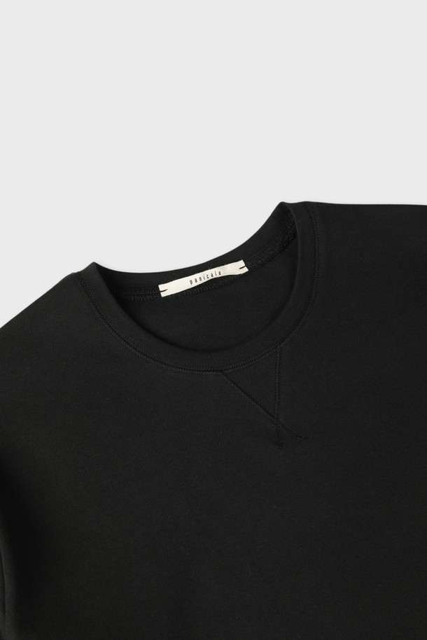 베이직 라운드 티셔츠 D-QTEE55는 부드러운 면 소재로 제작되어 편안한 착용감을 선사합니다. 라운드넥 디자인에 긴 소매 기장으로, 미니멀, 캐주얼, 클래식 스타일을 연출하기 좋습니다. 아이보리, 그레이, 블랙, 차콜 4가지 색상으로 출시되어 다양한 스타일에 매치하기 용이합니다. 레귤러 슬림핏으로 깔끔하게 떨어지는 핏을 자랑하며, V 스티치 디테일이 돋보입니다. 신축성이 좋아 활동성이 뛰어나 집콕룩으로도 적합합니다.
