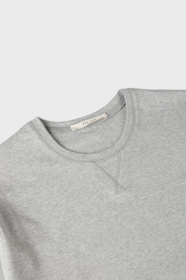 베이직 라운드 티셔츠 D-QTEE55는 데일리룩에 활용하기 좋은 긴소매 티셔츠입니다. 아이보리, 그레이, 블랙, 차콜 4가지의 기본 컬러로 출시되어 어떤 스타일에도 잘 어울립니다. 면 소재로 제작되어 부드러운 촉감을 제공하며, 신축성이 좋아 편안한 착용감을 선사합니다. 레귤러슬림핏 디자인과 라운드넥, V 스티치 패턴으로 미니멀, 캐주얼, 클래식 등 다양한 스타일을 연출할 수 있습니다. 사계절 내내 활용 가능한 실용적인 아이템입니다.
