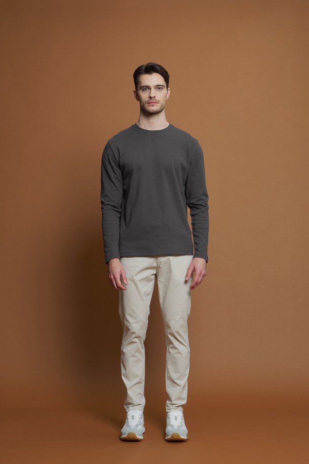 베이직 라운드 티셔츠 D-QTEE55는 남성을 위한 데일리 상의입니다. 아이보리, 그레이, 블랙, 차콜 네 가지 색상으로 출시되었으며, 간절기와 겨울에도 착용 가능한 긴소매 디자인입니다. 면 소재로 제작되어 부드러운 촉감을 자랑하며, 레귤러슬림핏으로 제작되어 편안한 착용감을 선사합니다. 베이직 스타일의 라운드넥 티셔츠로, V 스티치 패턴이 은은한 포인트를 더합니다. 신축성이 좋아 다양한 스타일의 아이템과 매치하여 미니멀, 클래식, 캐주얼 룩을 연출할 수 있습니다.
