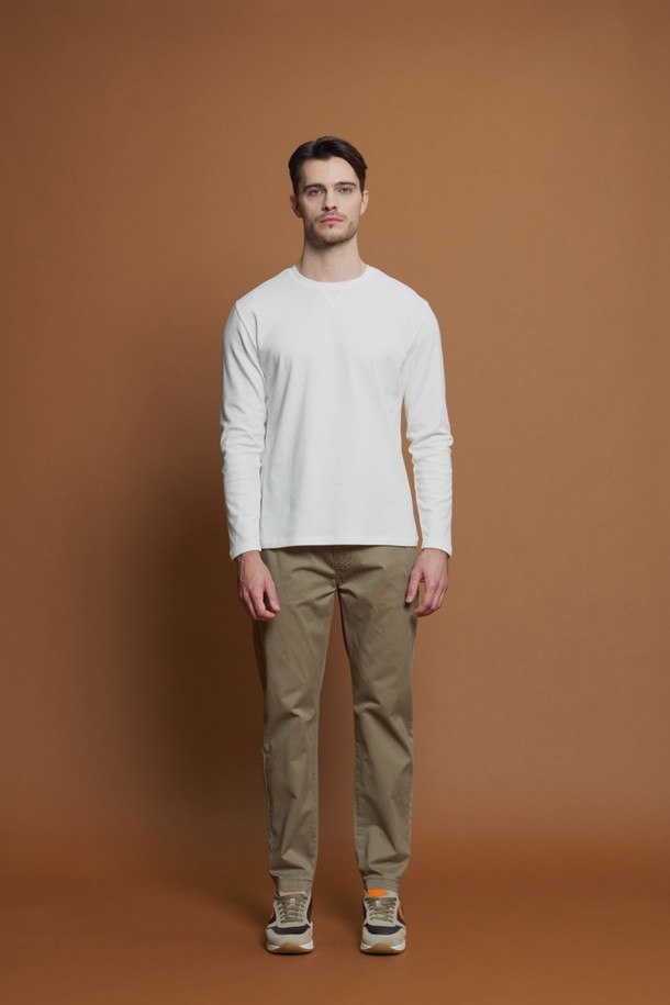 베이직 라운드 티셔츠 D-QTEE55는 남성을 위한 데일리웨어로, 미니멀, 클래식, 캐주얼 스타일을 추구하는 분들께 적합합니다. 아이보리, 그레이, 블랙, 차콜 4가지 색상으로 출시되었으며, 여름, 간절기, 겨울까지 활용 가능합니다. 면 소재의 레귤러핏 긴소매 티셔츠로, 부드러운 촉감과 신축성, V 스티치 패턴이 특징입니다. 라운드넥 디자인으로 집콕룩, 출근룩 등 다양한 TPO에 단독 또는 레이어드하여 활용할 수 있습니다.
