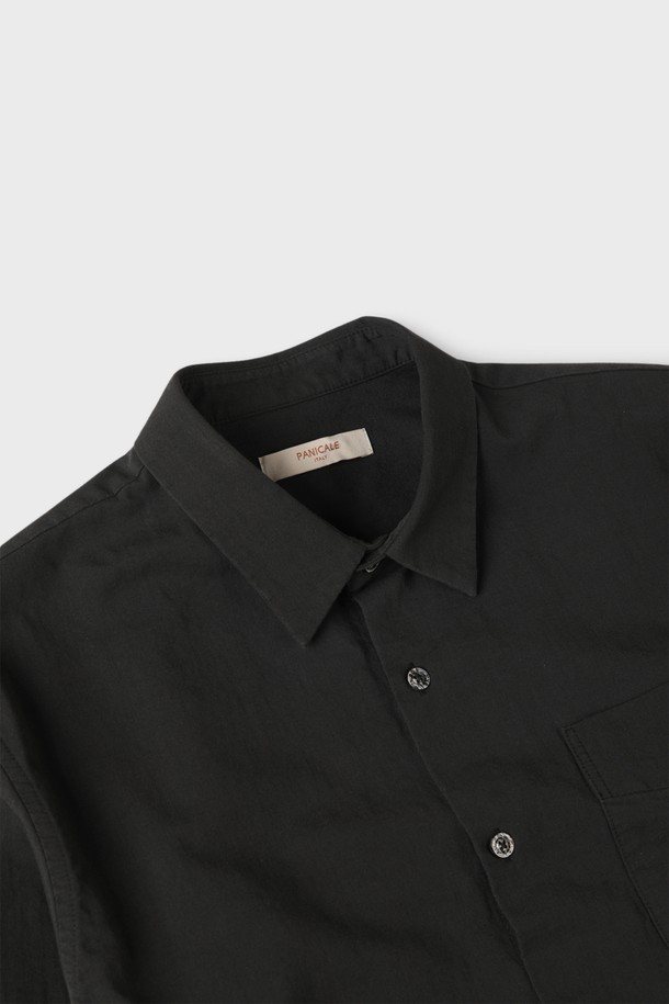 워시드 포켓 셔츠 D-QCSH52는 부드러운 촉감의 레이온, 면, 리넨 혼방 소재로 제작되어 통기성이 우수하고 쾌적한 착용감을 선사합니다. 슬림핏으로 단정하게 떨어지는 실루엣과 긴 소매 기장이 특징이며, 무지 디자인에 앞면 포켓 디테일로 포인트를 더했습니다. 블랙, 차콜 두 가지 컬러로 출시되어 출근룩, 오피스룩뿐만 아니라 미니멀, 클래식, 캐주얼 등 다양한 스타일로 연출하기 좋습니다. 단독 착용하거나 티셔츠와 레이어드하여, 또는 아우터 안에 이너로 활용하여 사계절 내내 폭넓게 활용할 수 있습니다.
