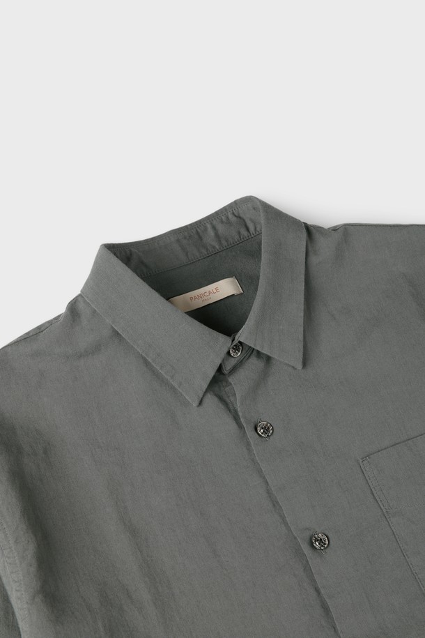 워시드 포켓 셔츠 D-QCSH52는 부드러운 텐셀, 면, 린넨 혼방 소재로 제작되어 가볍고 편안한 착용감을 선사합니다. 블랙, 차콜 두 가지 색상으로 출시되었으며, 슬림핏과 레귤러 기장으로 깔끔한 핏을 연출합니다. 앞면 포켓 디테일과 워싱 가공이 특징이며, 캐주얼, 미니멀, 클래식 스타일을 모두 소화 가능합니다. 긴 소매 기장으로 간절기부터 초여름까지, 두께감이 얇아 통기성이 뛰어나 일상생활에서 활용하기 좋습니다. 내추럴한 텍스처가 돋보이는 단추 여밈 방식의 셔츠입니다.
