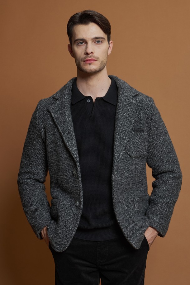 남성 울 혼방 니트 재킷 F-GNJK51은 간절기에 세련된 스타일을 연출할 수 있는 아우터입니다. 부드러운 감촉과 포근함을 선사하며, 클래식하고 세련된 무드를 자아냅니다. 노치 라펠과 엘보 패치가 돋보이는 디자인으로, 슬림핏에 투 버튼 여밈 방식이 특징입니다. 폴리에스터, 버진울, 면, 기타 섬유 혼방 소재로 제작되어 내구성이 뛰어나며, 비즈니스 캐주얼, 출근룩, 모임룩 등 다양한 TPO에 활용하기 좋습니다. 특히 엘보 배색 패치 디테일과 자연스러운 실루엣이 돋보이는 아이템입니다.
