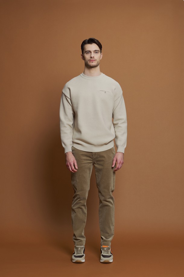 **레귤러슬림핏 코듀로이 팬츠 M-QCPT51**

부드러운 촉감과 두꺼운 두께감으로 따뜻함을 선사하는 남성용 코듀로이 팬츠입니다. 캐주얼과 클래식 스타일을 모두 소화할 수 있는 디자인으로, 일상생활에서 폭넓게 활용할 수 있습니다. 그레이, 네이비, 화이트, 베이지 4가지 컬러로 제공되어 다양한 상의와 매치하기 용이합니다. 면과 스판덱스 혼방 소재로 제작되어 편안한 착용감을 제공하며, 슬림핏과 레귤러핏 두 가지 스타일로 만나볼 수 있습니다. 앞, 뒤 포켓 디자인과 뒷주머니 봉제 제거가 가능한 디테일이 돋보이는 긴바지입니다.
