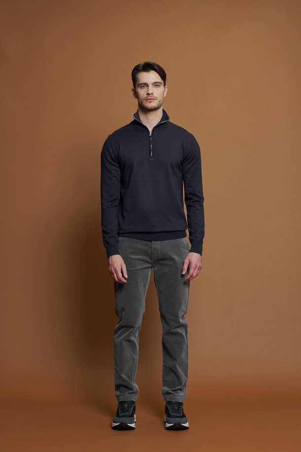 "레귤러슬림핏 코듀로이 팬츠 M-QCPT51"은 남성용 코듀로이 팬츠로, 겨울, 간절기, 여름까지 폭넓게 착용 가능한 실용적인 아이템입니다. 부드러운 촉감의 면과 스판덱스 혼방 소재로 제작되어 편안한 착용감을 선사하며, 슬림핏과 레귤러핏 사이의 레귤러슬림핏으로 제작되어 어떤 스타일에도 자연스럽게 어울립니다. 그레이, 네이비, 화이트, 베이지의 4가지 다채로운 컬러로 출시되어, 클래식, 캐주얼, 미니멀 등 다양한 스타일을 연출할 수 있습니다. 넉넉한 두께감과 신축성 있는 소재로 활동성을 높였으며, 앞뒤 포켓 디자인으로 실용성을 더했습니다. 출근룩, 겨울 데일리룩, 모임룩 등 TPO에 맞춰 활용해보세요.
