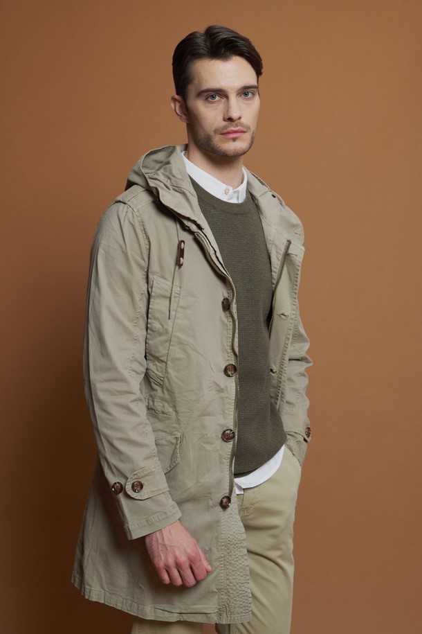 가먼트다잉 롱 후드 야상 M-QBBY50은 캐주얼하고 밀리터리한 무드를 동시에 연출하는 남성용 아우터입니다. 봄, 가을 간절기에 적합하며, 부드러운 면, 스판 혼방 소재로 제작되어 편안한 착용감을 선사합니다. 일체형 후드와 지퍼, 단추 이중 여밈으로 보온성을 높였으며, 레귤러 슬림핏으로 세련된 실루엣을 자랑합니다. 가먼트다잉 기법으로 자연스러운 얼룩과 색상 차이를 살려 워크웨어 스타일을 완성하며, 가을 나들이룩에 돋보이는 스타일을 더합니다. 
