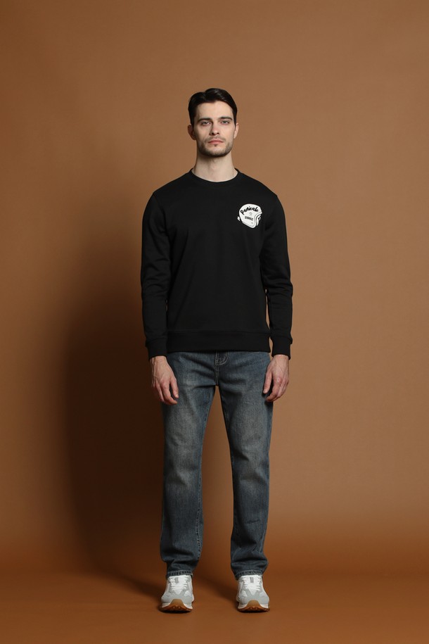 블랙 컬러의 남성용 로고 프린트 스웨트셔츠 D-QTEE57입니다. 봄, 가을, 겨울 모두 착용 가능한 두꺼운 두께감의 면 소재 스웨트셔츠로, 캐주얼 및 베이직 스타일을 연출하기 좋습니다. 라운드넥과 긴소매 디자인에 레귤러핏으로 제작되었으며, 일상복뿐만 아니라 출근룩으로도 활용 가능합니다. 로고 프린트 디테일이 돋보이는 미니멀한 디자인이 특징입니다.
