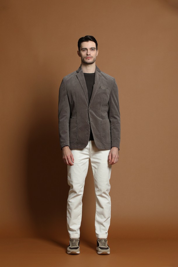 **슬림핏 코듀로이 재킷 D-QCJK51**

가을과 겨울, 당신의 품격을 높여줄 남성용 슬림핏 코듀로이 재킷입니다. 부드러운 촉감의 두꺼운 코듀로이 소재로 제작되어 따뜻함과 편안함을 선사합니다. 브라운과 그레이 두 가지 색상으로 출시되어, 어떤 룩에도 자연스럽게 어울립니다. 테일러드 칼라와 싱글 버튼 여밈, 그리고 포켓 디테일이 클래식하고 베이직한 디자인을 완성합니다. 비즈니스 캐주얼, 출근룩, 모임룩 등 다양한 TPO에 활용하여 미니멀하고 시크한 스타일을 연출해보세요.
