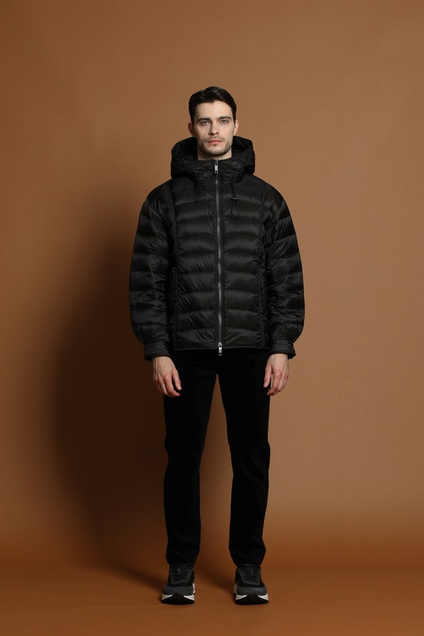 경량 덕다운 후드 재킷 M-QCJP58은 겨울철 넉넉한 보온성을 제공하는 남성용 패딩 재킷입니다. 일상 및 여행 등 다양한 TPO에 활용 가능하며, 캐주얼, 스포티, 미니멀 스타일을 소화합니다. 부드러운 촉감의 나일론 소재와 두꺼운 두께, 경량 설계로 편안한 착용감을 선사합니다. 무지 디자인의 블랙 컬러로 어떤 옷에도 쉽게 매치할 수 있으며, 레귤러핏과 집업 여밈 방식으로 활동성을 높였습니다. 후드 디테일과 긴 소매 기장으로 한겨울 추위에도 따뜻하게 몸을 보호합니다.
