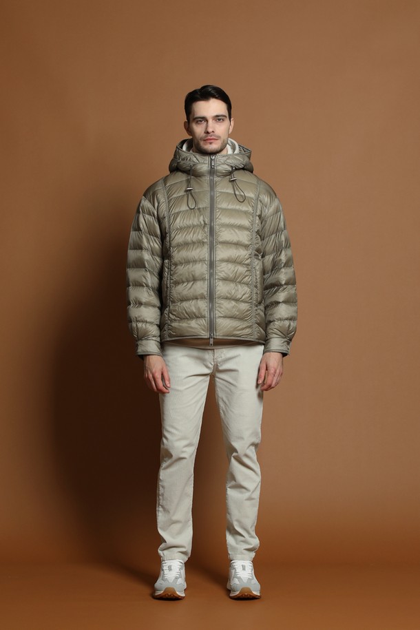 남성용 경량 덕다운 후드 재킷 M-QCJP58입니다. 베이지와 카키 두 가지 색상으로 출시되었으며, 가을, 겨울철 일상 및 캐주얼 출근룩에 적합합니다. 가볍고 따뜻한 덕다운 충전재와 부드러운 나일론 소재를 사용하여 편안한 착용감을 제공합니다. 레귤러핏에 집업 스타일로 간편하게 입고 벗을 수 있으며, 무지 디자인으로 다양한 룩에 활용하기 좋습니다. 두꺼운 두께감으로 보온성을 높였으며, 후드가 있어 더욱 실용적입니다.
