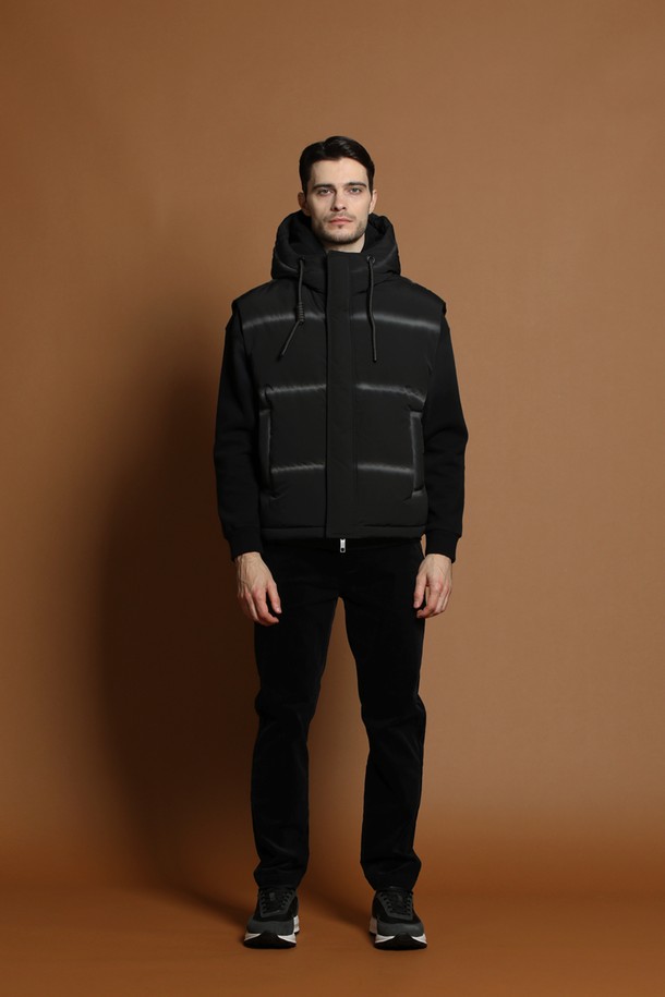 블랙 컬러의 남성용 후드 다운 베스트 M-QCJP59입니다. 겨울철 캐주얼 및 스포티 스타일을 연출하기에 적합하며, 레귤러 핏으로 편안하게 착용할 수 있습니다. 퀼팅 디자인과 후드가 특징이며, 두꺼운 두께감과 부드러운 촉감으로 따뜻함을 선사합니다. 민소매 디자인으로 활동성을 높였으며, 나일론 소재를 사용하여 내구성을 강화했습니다. 집업 형식으로 간편하게 착용 가능하며, 일상에서 폭넓게 활용할 수 있습니다.
